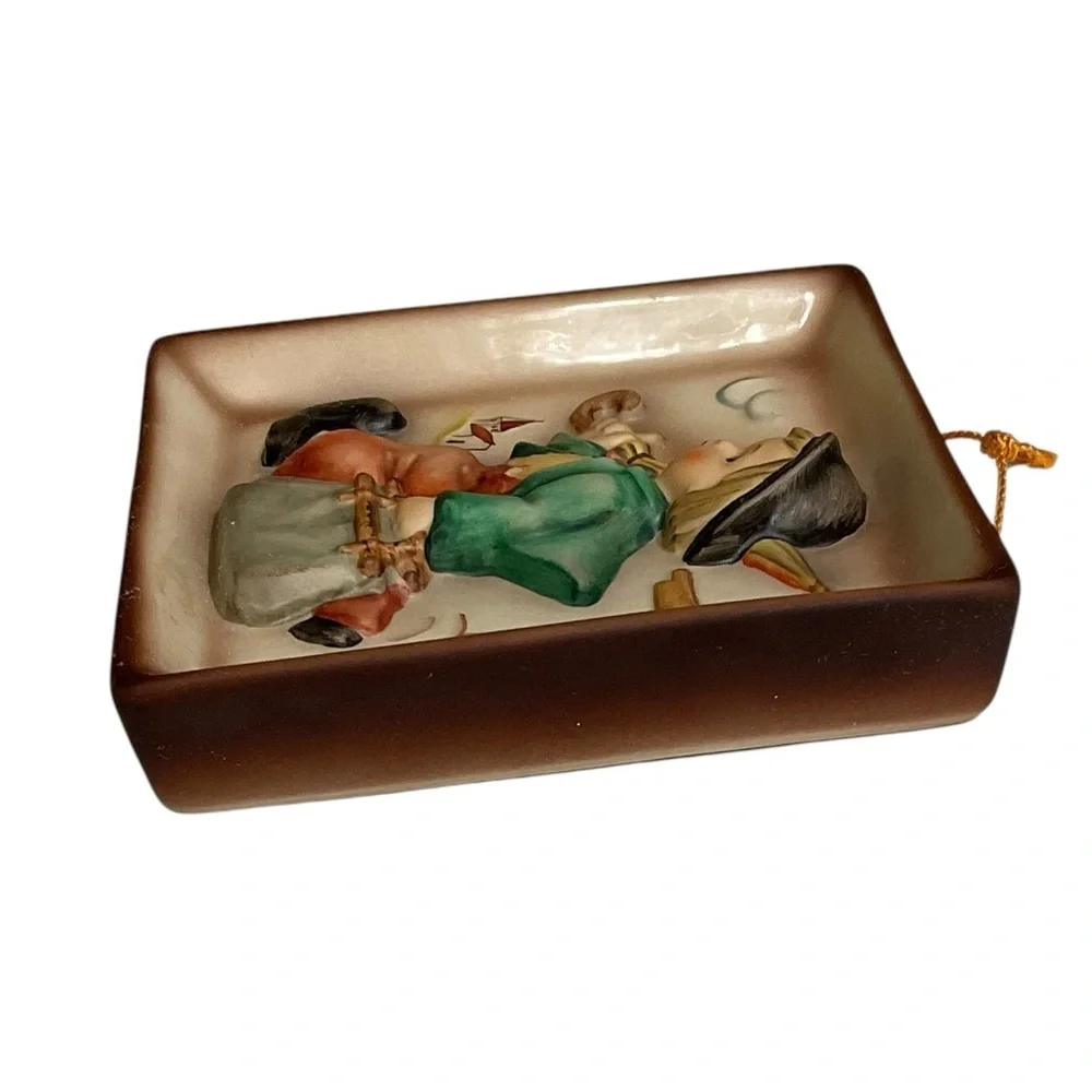 Goebel Hummel wall plaque titled The Merry Wanderer  #92. Vintage 5” x 4.5”